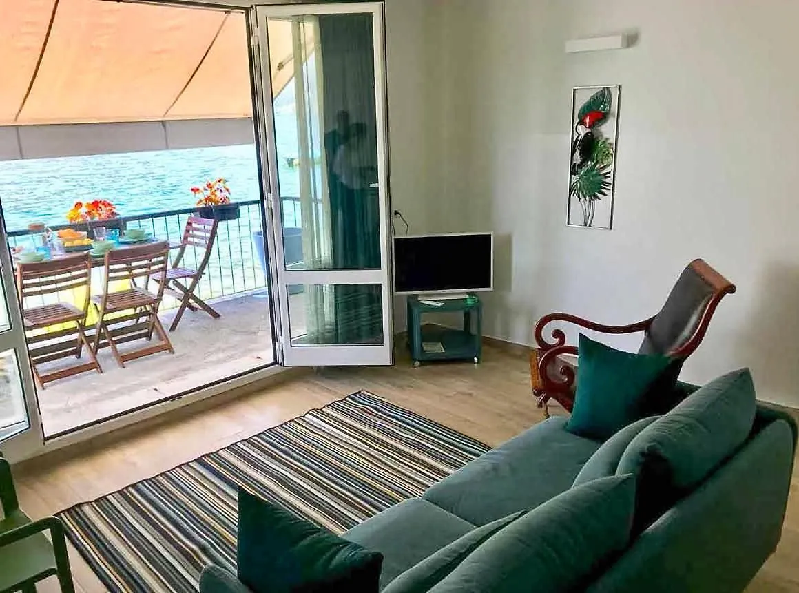 Holiday home Pied Dans L'Eau Villa Brezzo