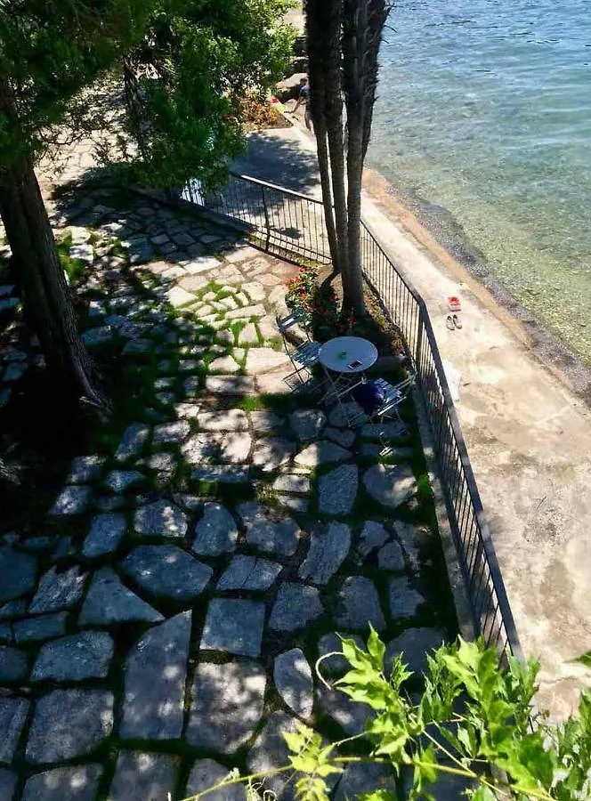 Holiday home Pied Dans L'Eau Villa Brezzo